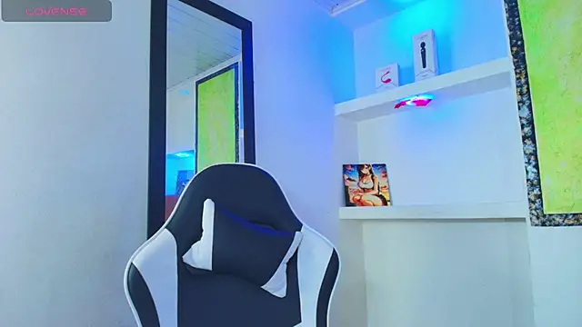 Snapshot of Miss_sparkle00 chatting on 10-17-25, 09:56 Miss sparkle00 online show from 10-17-25, 09:56