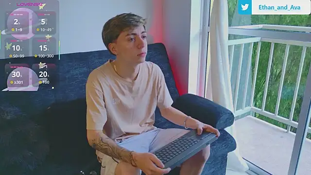 Snapshot of ethan_and_ava chatting on 10-22-25, 12:49 ethan and ava online show from 10-22-25, 12:49