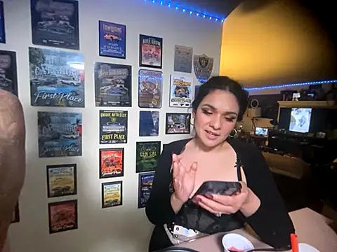 Snapshot of hornycouple818 chatting on 11-11-25, 04:12 hornycouple818 online show from 11-11-25, 04:12