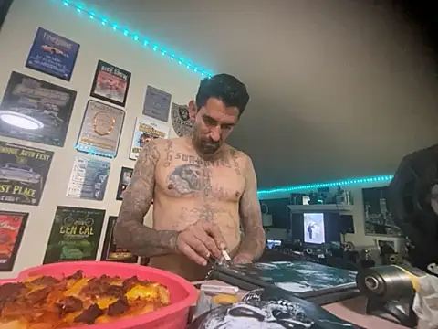 Snapshot of hornycouple818 chatting on 11-25-25, 09:42 hornycouple818 online show from 11-25-25, 09:42