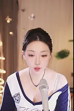 Snapshot of Dou-Dou-er chatting on 03-05-25, 10:22 Dou-Dou-er online show from 03-05-25, 10:22