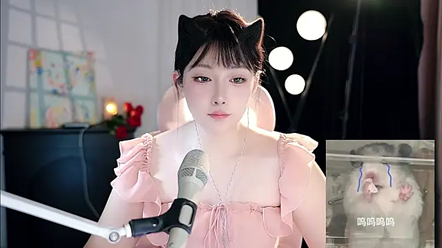 Snapshot of Dou-Dou-er chatting on 09-18-25, 09:22 Dou-Dou-er online show from 09-18-25, 09:22