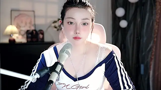 Snapshot of Dou-Dou-er chatting on 09-24-25, 11:57 Dou-Dou-er online show from 09-24-25, 11:57