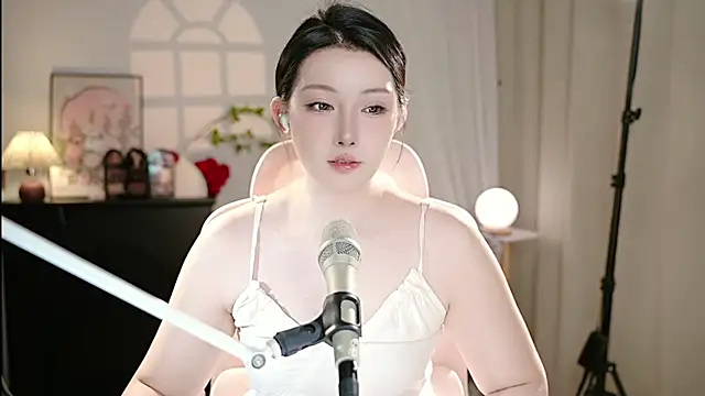 Snapshot of Dou-Dou-er chatting on 09-30-25, 12:43 Dou-Dou-er online show from 09-30-25, 12:43