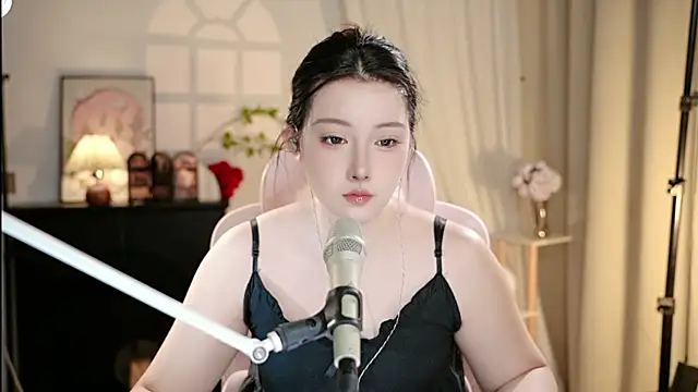 Snapshot of Dou-Dou-er chatting on 10-11-25, 12:04 Dou-Dou-er online show from 10-11-25, 12:04