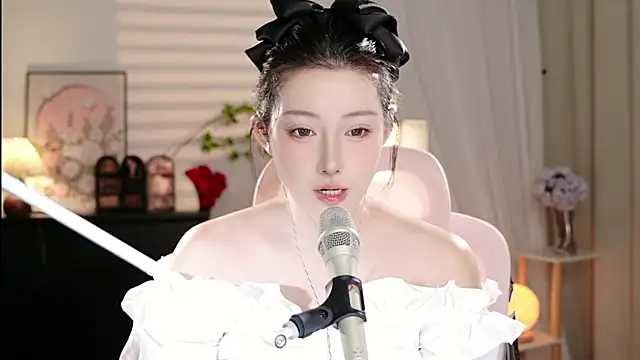 Snapshot of Dou-Dou-er chatting on 10-17-25, 12:52 Dou-Dou-er online show from 10-17-25, 12:52