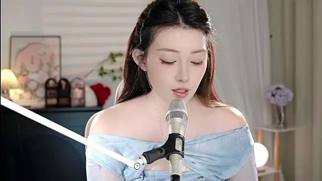 Snapshot of Dou-Dou-er chatting on 10-18-25, 01:01 Dou-Dou-er online show from 10-18-25, 01:01