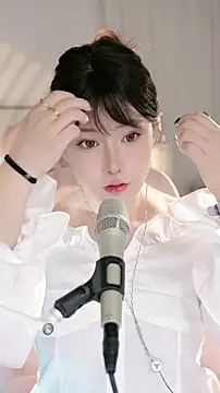 Snapshot of Dou-Dou-er chatting on 10-23-25, 12:37 Dou-Dou-er online show from 10-23-25, 12:37