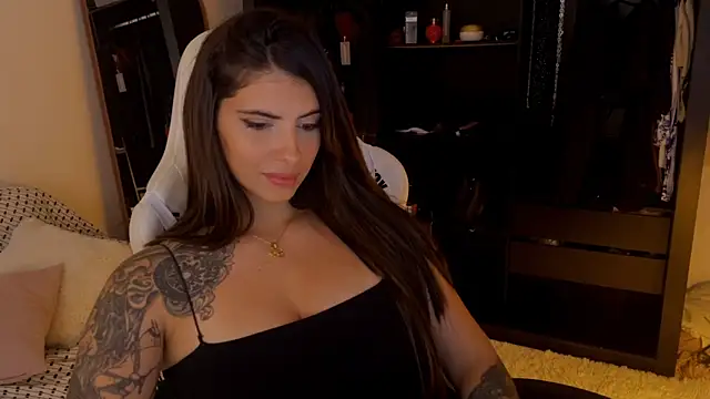 Snapshot of Amiradaher chatting on 10-25-25, 10:15 Amiradaher online show from 10-25-25, 10:15