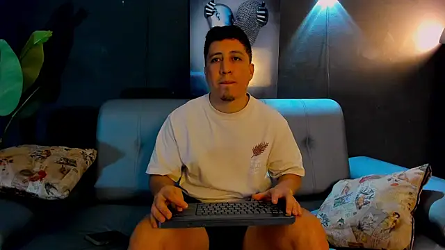 Snapshot of Fraannco chatting on 01-25-25, 08:42 Fraannco online show from 01-25-25, 08:42