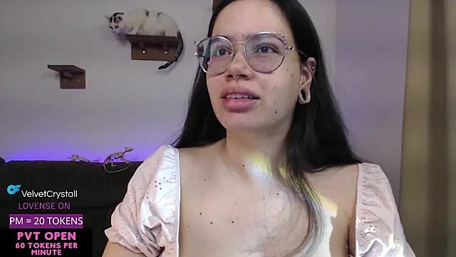 Snapshot of crystalll_room chatting on 10-24-25, 04:20 crystalll room online show from 10-24-25, 04:20