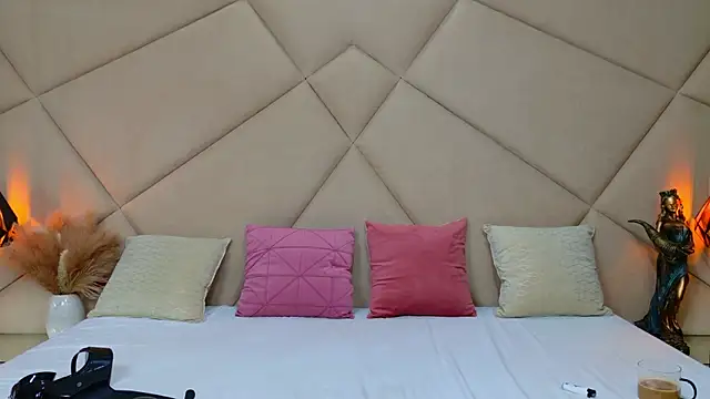 Snapshot of ChloeFrost chatting on 10-22-25, 05:19 ChloeFrost online show from 10-22-25, 05:19