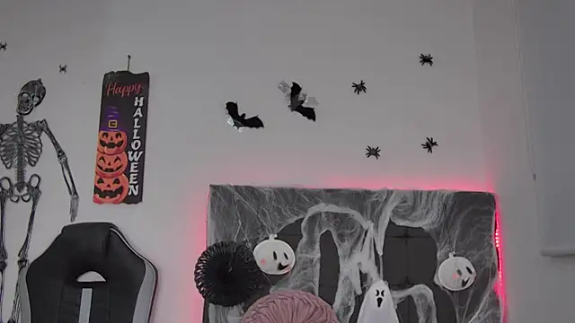 Snapshot of AmandaBrooks_18 chatting on 10-31-25, 02:01 AmandaBrooks 18 online show from 10-31-25, 02:01