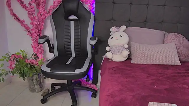 Snapshot of AmandaBrooks_18 chatting on 11-25-25, 02:00 AmandaBrooks 18 online show from 11-25-25, 02:00