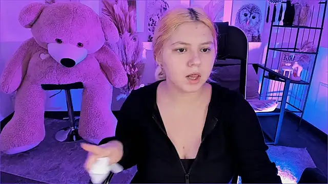 Snapshot of DiaAngell chatting on 12-03-25, 10:19 DiaAngell online show from 12-03-25, 10:19