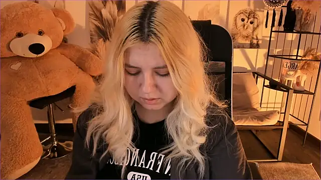 Snapshot of DiaAngell chatting on 12-18-25, 07:20 DiaAngell online show from 12-18-25, 07:20