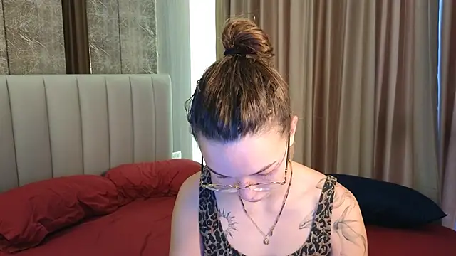 Snapshot of SusannJohnson chatting on 05-17-26, 12:08 SusannJohnson online show from 05-17-26, 12:08