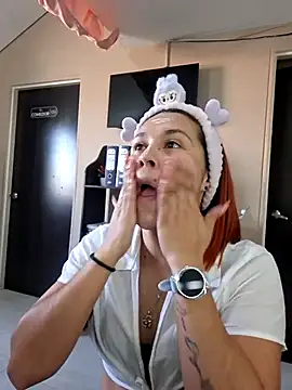 Snapshot of Sophie_new25 chatting on 02-26-26, 01:10 Sophie new25 online show from 02-26-26, 01:10