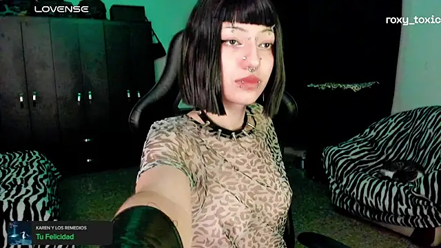 Snapshot of roxy_toxic chatting on 11-05-25, 01:27 roxy toxic online show from 11-05-25, 01:27