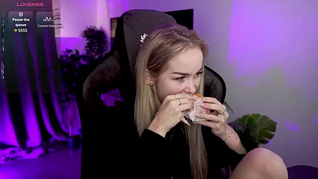 Snapshot of DakotaaJohnnson chatting on 09-18-25, 11:01 DakotaaJohnnson online show from 09-18-25, 11:01