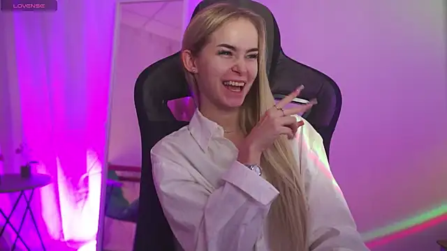 Snapshot of DakotaaJohnnson chatting on 10-28-25, 12:19 DakotaaJohnnson online show from 10-28-25, 12:19