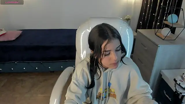 Nicole Foxx  online show from 02-25-25, 11:00