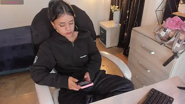 Nicole Foxx  online show from 03-04-25, 12:39