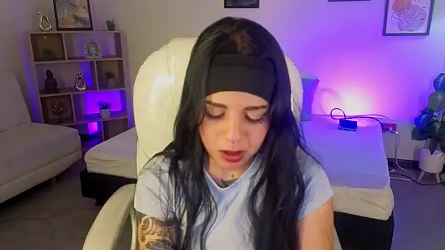 Nicole Foxx  online show from 10-20-25, 07:47