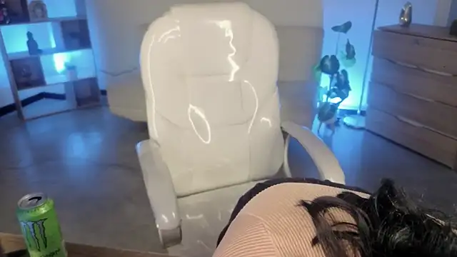 Nicole Foxx  online show from 12-22-25, 07:00