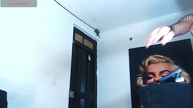 Snapshot of licy_blonde_hot chatting on 11-20-25, 01:28 licy blonde hot online show from 11-20-25, 01:28