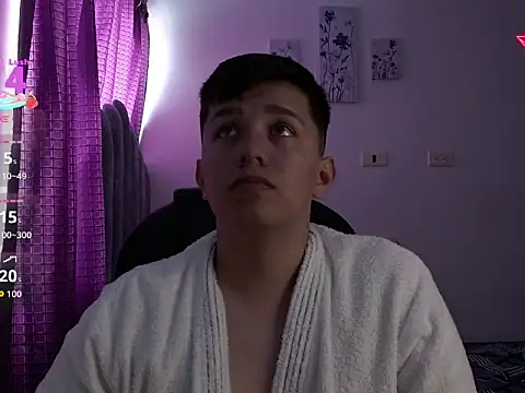 Snapshot of Alan_red chatting on 09-08-25, 03:44 Alan red online show from 09-08-25, 03:44