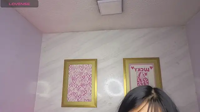 Snapshot of Paulette_v chatting on 06-18-26, 01:04 Paulette v online show from 06-18-26, 01:04