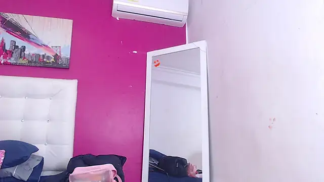 Snapshot of tinyy_whore18 chatting on 10-23-25, 03:44 tinyy whore18 online show from 10-23-25, 03:44