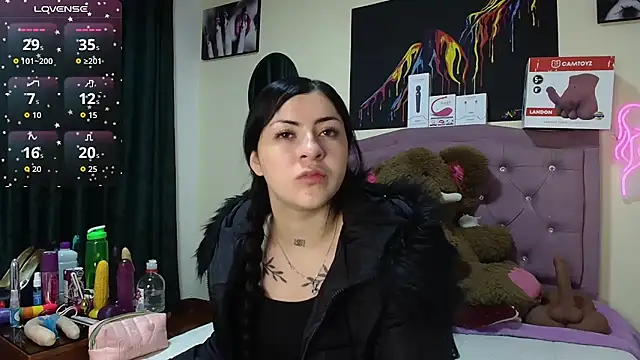 Snapshot of Emmie_Hot chatting on 06-27-26, 11:48 Emmie Hot online show from 06-27-26, 11:48