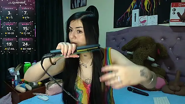 Snapshot of Emmie_Hot chatting on 07-03-26, 12:00 Emmie Hot online show from 07-03-26, 12:00