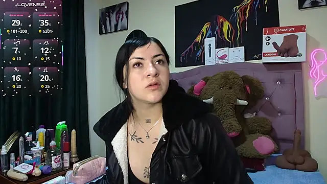 Snapshot of Emmie_Hot chatting on 07-11-26, 11:46 Emmie Hot online show from 07-11-26, 11:46
