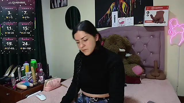 Snapshot of Emmie_Hot chatting on 07-14-26, 11:38 Emmie Hot online show from 07-14-26, 11:38