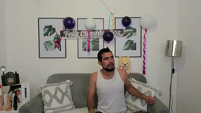 Snapshot of luxurycoupl chatting on 02-12-25, 03:51 luxurycoupl online show from 02-12-25, 03:51