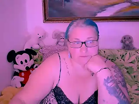 Snapshot of mayamayx chatting on 10-31-25, 02:51 mayamayx online show from 10-31-25, 02:51