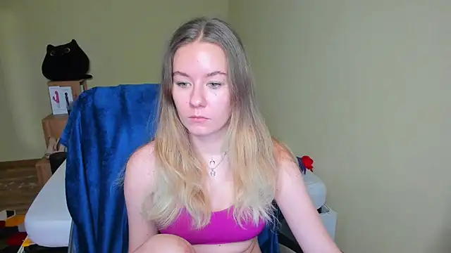 Snapshot of EmilyPaw chatting on 02-12-25, 10:35 EmilyPaw online show from 02-12-25, 10:35