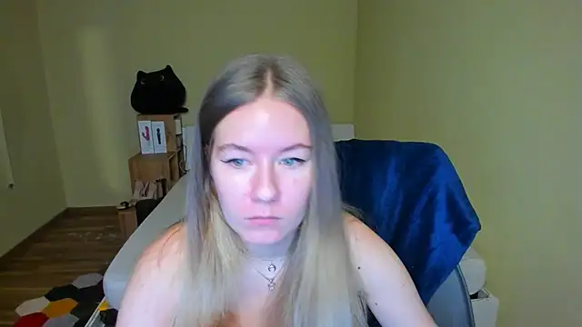 Snapshot of EmilyPaw chatting on 02-14-25, 08:52 EmilyPaw online show from 02-14-25, 08:52