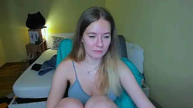 Snapshot of EmilyPaw chatting on 02-16-25, 05:48 EmilyPaw online show from 02-16-25, 05:48