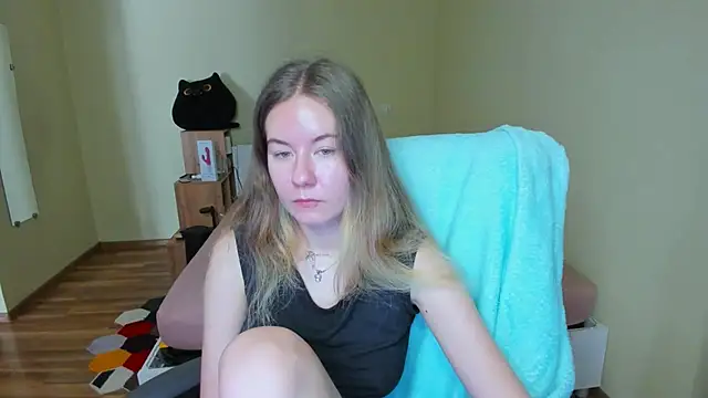 Snapshot of EmilyPaw chatting on 03-11-25, 09:13 EmilyPaw online show from 03-11-25, 09:13