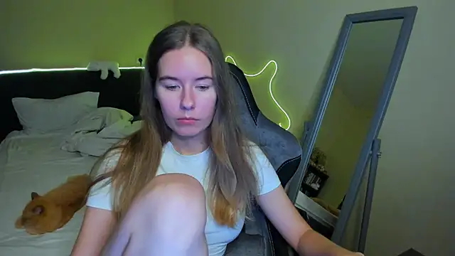 Snapshot of EmilyPaw chatting on 11-30-25, 04:22 EmilyPaw online show from 11-30-25, 04:22