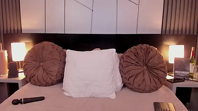 Snapshot of fiorella_paris chatting on 12-02-25, 04:40 fiorella paris online show from 12-02-25, 04:40