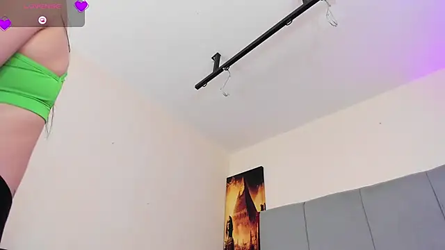 Snapshot of scarlet_hit chatting on 10-17-25, 04:15 scarlet hit online show from 10-17-25, 04:15