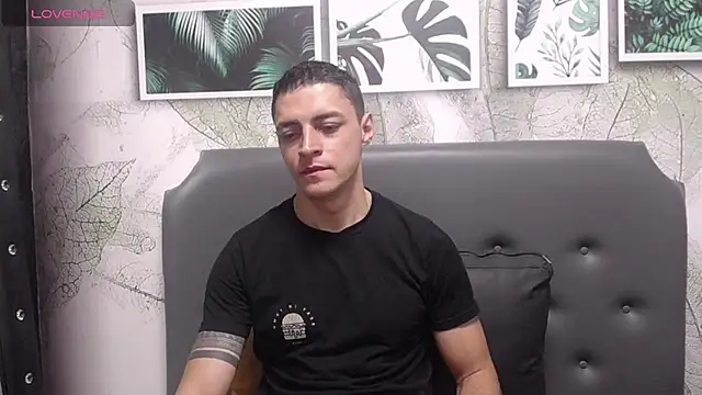 Snapshot of Frank_Millers chatting on 01-29-25, 04:41 Frank Millers online show from 01-29-25, 04:41