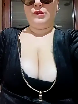 Snapshot of topina8 chatting on 11-24-25, 04:07 topina8 online show from 11-24-25, 04:07