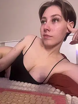 Snapshot of Molli_Luv chatting on 11-24-25, 04:01 Molli Luv online show from 11-24-25, 04:01