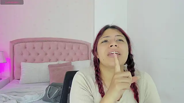 Snapshot of Kendall__Fox chatting on 10-26-25, 05:46 Kendall Fox online show from 10-26-25, 05:46